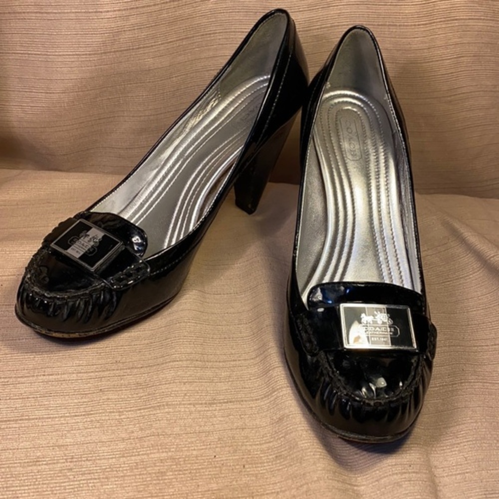 Coach patent leather classic pump w/buckle GUC